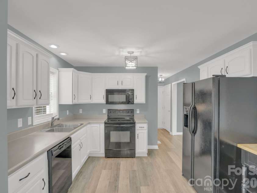 10425 Idlewild Road, Matthews, NC 28105.  MLS# CAR4324842, YatesRealty ID 4549. 