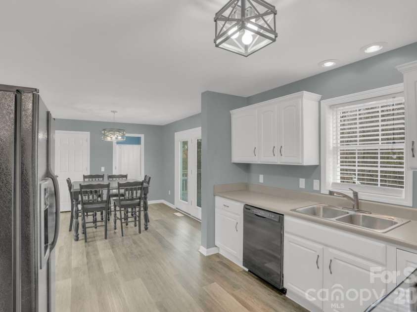 10425 Idlewild Road, Matthews, NC 28105.  MLS# CAR4324842, YatesRealty ID 4549. 