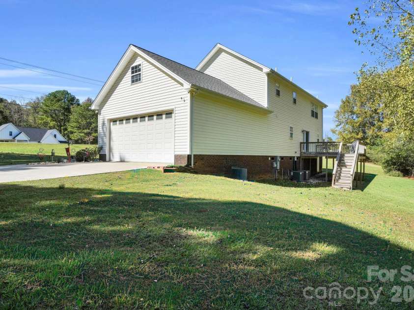 10425 Idlewild Road, Matthews, NC 28105.  MLS# CAR4324842, YatesRealty ID 4549. 