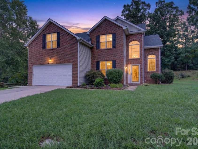 8100 Laurel Run Drive, Charlotte, NC 28269.  MLS# CAR4415263, YatesRealty ID 45490. 