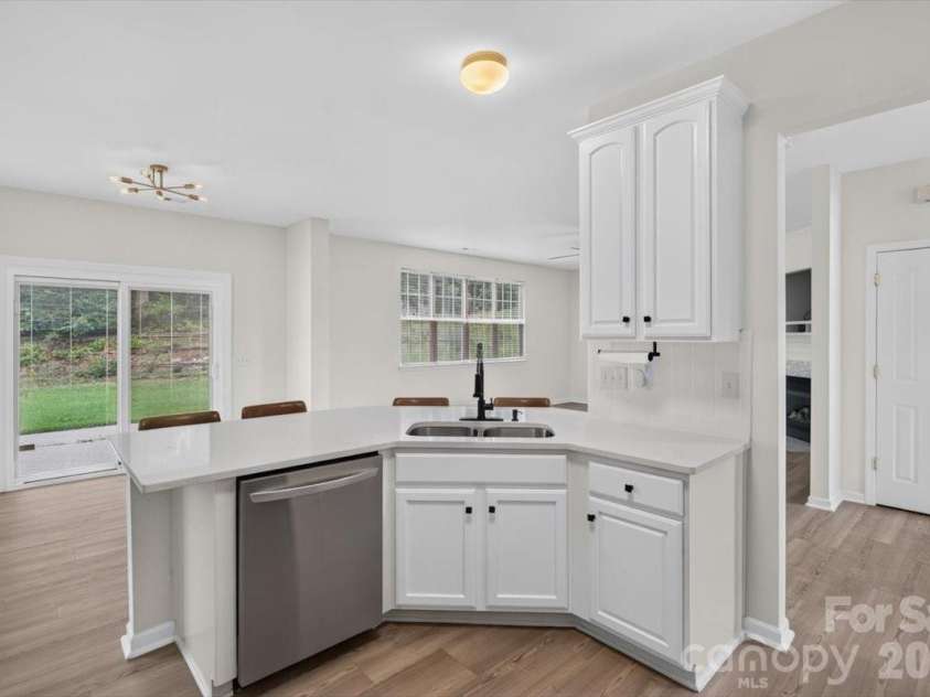 8100 Laurel Run Drive, Charlotte, NC 28269.  MLS# CAR4415263, YatesRealty ID 45490. 