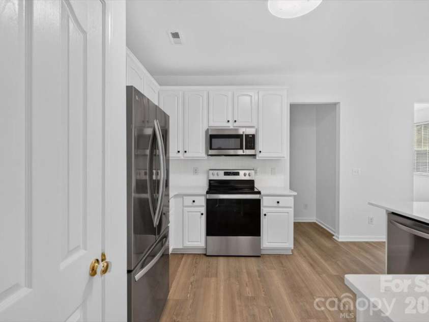 8100 Laurel Run Drive, Charlotte, NC 28269.  MLS# CAR4415263, YatesRealty ID 45490. 