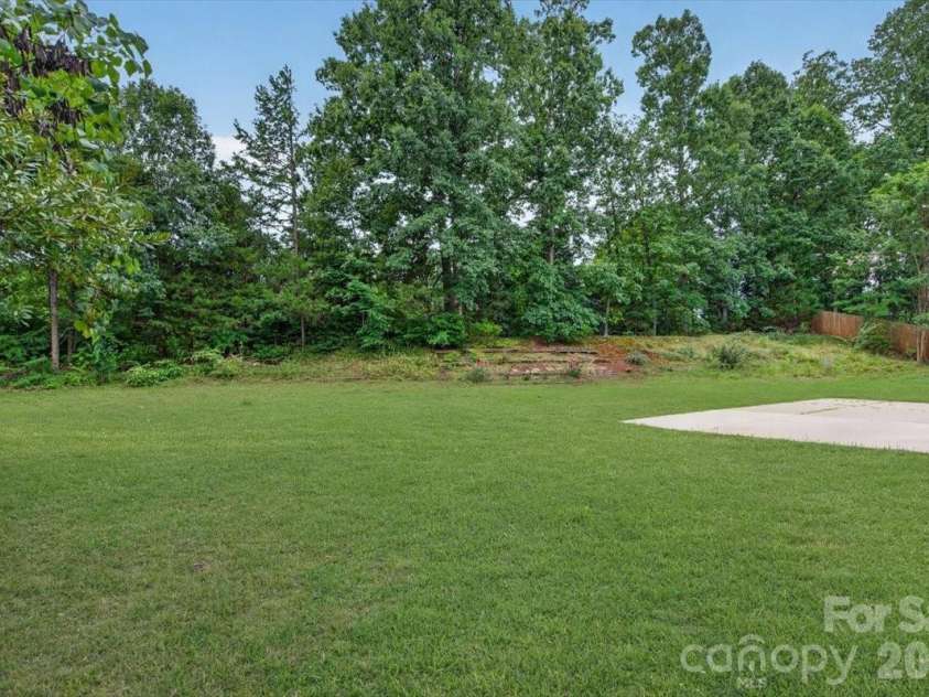 8100 Laurel Run Drive, Charlotte, NC 28269.  MLS# CAR4415263, YatesRealty ID 45490. 