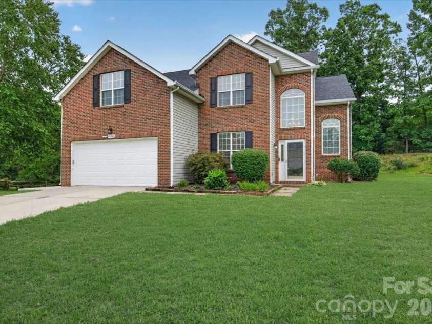 8100 Laurel Run Drive, Charlotte, NC 28269.  MLS# CAR4415263, YatesRealty ID 45490. 