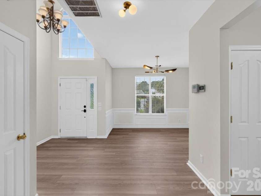 8100 Laurel Run Drive, Charlotte, NC 28269.  MLS# CAR4415263, YatesRealty ID 45490. Spacious foyer with dining area