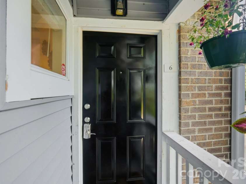 2510 Cranbrook Lane, Charlotte, NC 28207.  MLS# CAR4414425, YatesRealty ID 45491. 
