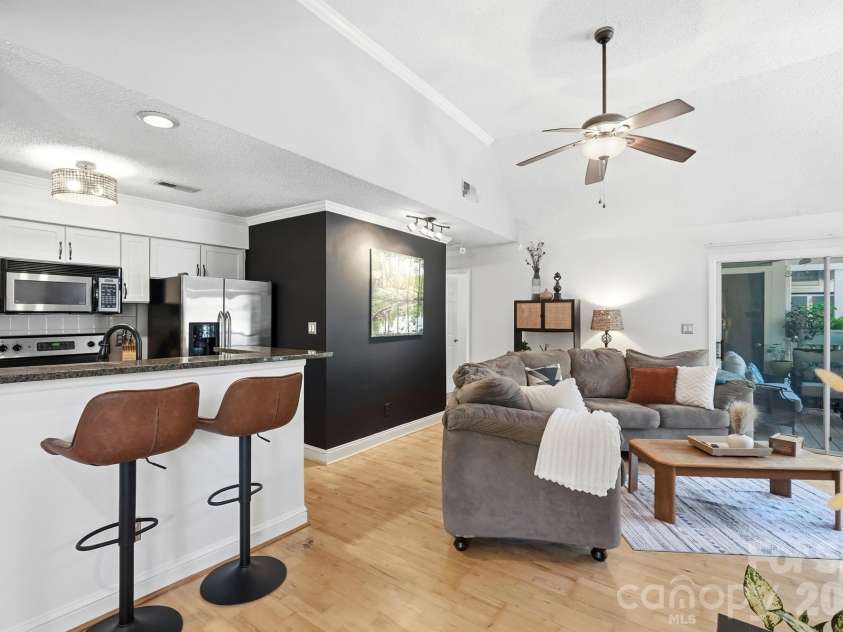 2510 Cranbrook Lane, Charlotte, NC 28207.  MLS# CAR4414425, YatesRealty ID 45491. 