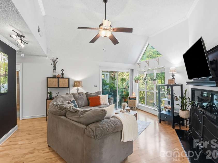 2510 Cranbrook Lane, Charlotte, NC 28207.  MLS# CAR4414425, YatesRealty ID 45491. 