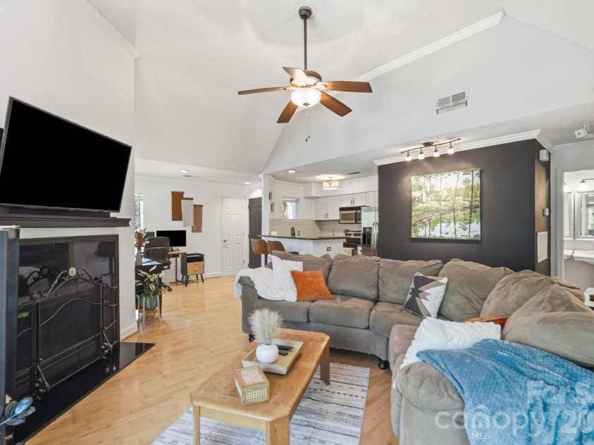 2510 Cranbrook Lane, Charlotte, NC 28207.  MLS# CAR4414425, YatesRealty ID 45491. 