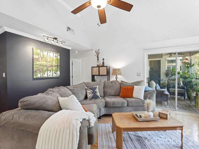 2510 Cranbrook Lane, Charlotte, NC 28207.  MLS# CAR4414425, YatesRealty ID 45491. 