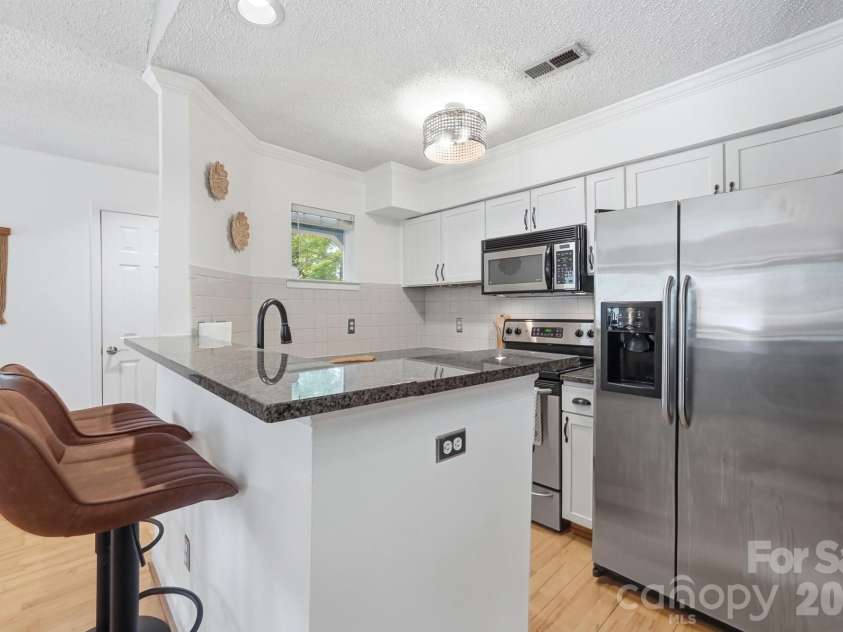 2510 Cranbrook Lane, Charlotte, NC 28207.  MLS# CAR4414425, YatesRealty ID 45491. 
