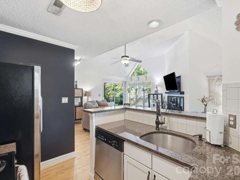 2510 Cranbrook Lane, Charlotte, NC 28207.  MLS# CAR4414425, YatesRealty ID 45491. 