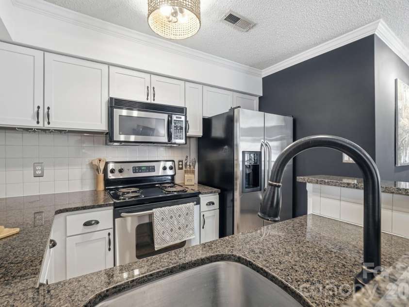 2510 Cranbrook Lane, Charlotte, NC 28207.  MLS# CAR4414425, YatesRealty ID 45491. 