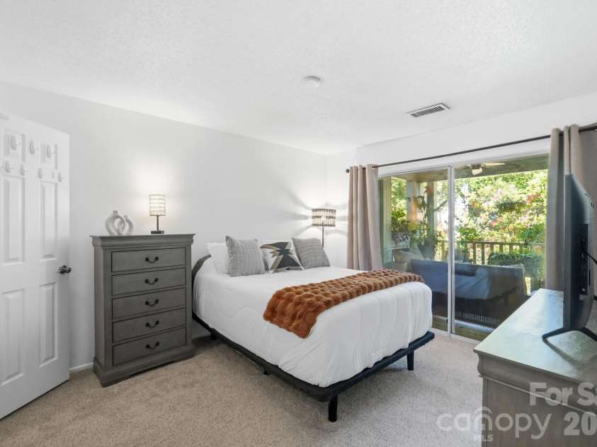 2510 Cranbrook Lane, Charlotte, NC 28207.  MLS# CAR4414425, YatesRealty ID 45491. 