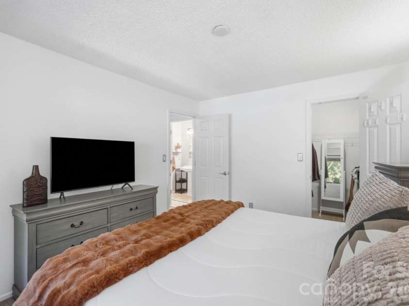 2510 Cranbrook Lane, Charlotte, NC 28207.  MLS# CAR4414425, YatesRealty ID 45491. 
