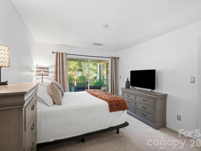 2510 Cranbrook Lane, Charlotte, NC 28207.  MLS# CAR4414425, YatesRealty ID 45491. 
