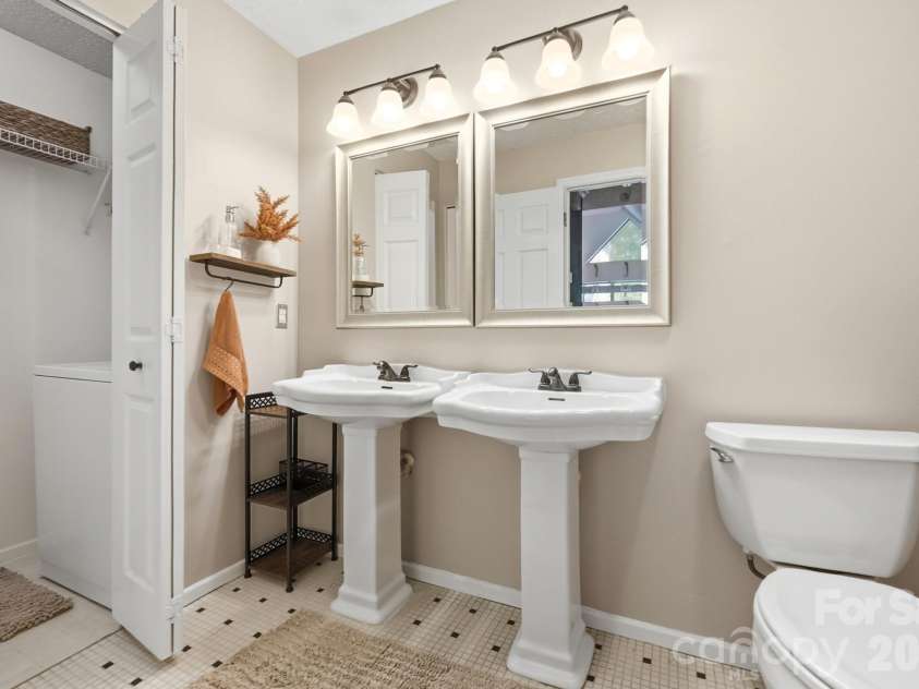 2510 Cranbrook Lane, Charlotte, NC 28207.  MLS# CAR4414425, YatesRealty ID 45491. 