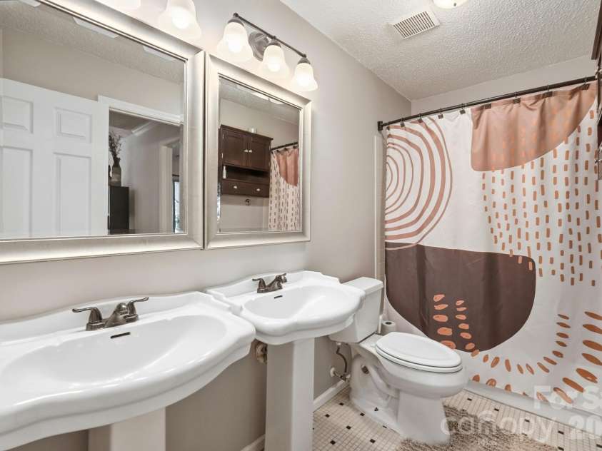 2510 Cranbrook Lane, Charlotte, NC 28207.  MLS# CAR4414425, YatesRealty ID 45491. 