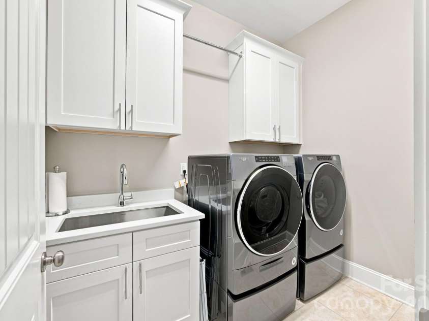 11811 Bradford Park Drive, Davidson, NC 28036.  MLS# CAR4414185, YatesRealty ID 45495. Upgraded laundry on main