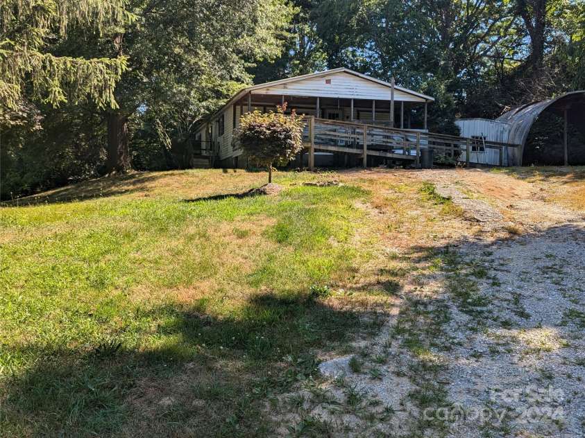 637 Clearview Drive, Hendersonville, NC 28792.  MLS# CAR4055521, YatesRealty ID 455. 