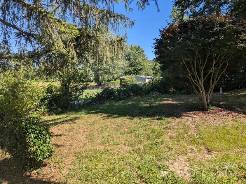 637 Clearview Drive, Hendersonville, NC 28792.  MLS# CAR4055521, YatesRealty ID 455. 