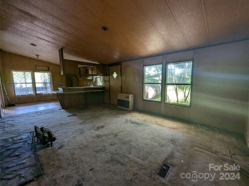 637 Clearview Drive, Hendersonville, NC 28792.  MLS# CAR4055521, YatesRealty ID 455. 