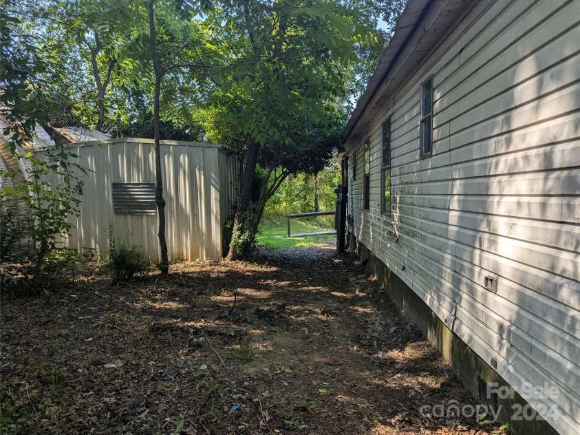 637 Clearview Drive, Hendersonville, NC 28792.  MLS# CAR4055521, YatesRealty ID 455. 