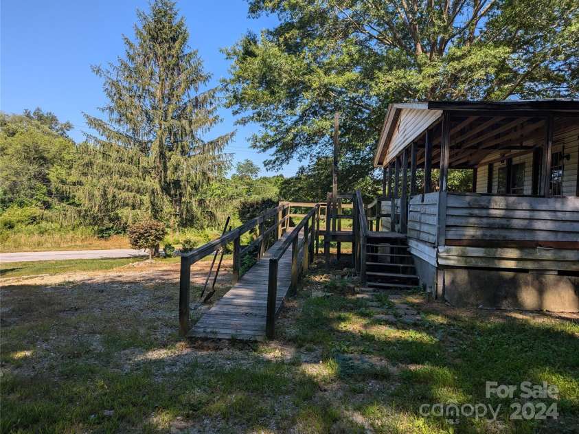 637 Clearview Drive, Hendersonville, NC 28792.  MLS# CAR4055521, YatesRealty ID 455. 