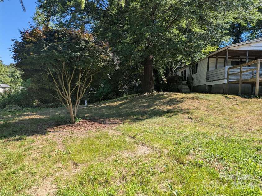 637 Clearview Drive, Hendersonville, NC 28792.  MLS# CAR4055521, YatesRealty ID 455. 