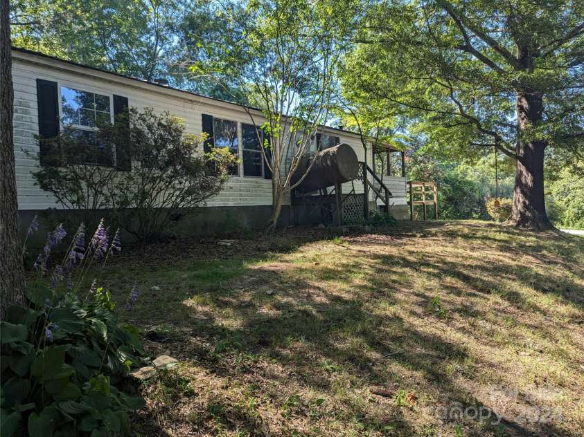 637 Clearview Drive, Hendersonville, NC 28792.  MLS# CAR4055521, YatesRealty ID 455. 