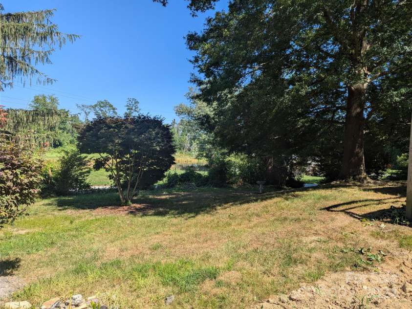 637 Clearview Drive, Hendersonville, NC 28792.  MLS# CAR4055521, YatesRealty ID 455. 