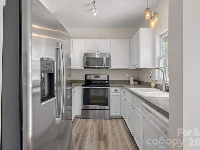 14015 Garden District Row, Huntersville, NC 28078.  MLS# CAR4414274, YatesRealty ID 45501. Kitchen