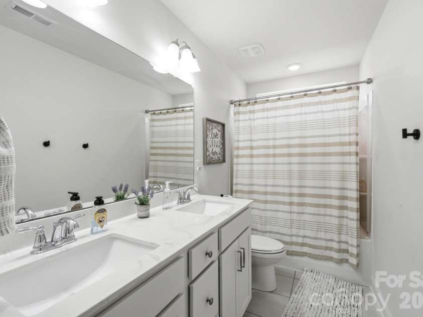 4492 Falls Lake Drive, Concord, NC 28025.  MLS# CAR4413181, YatesRealty ID 45507. Upstairs Hall Bath