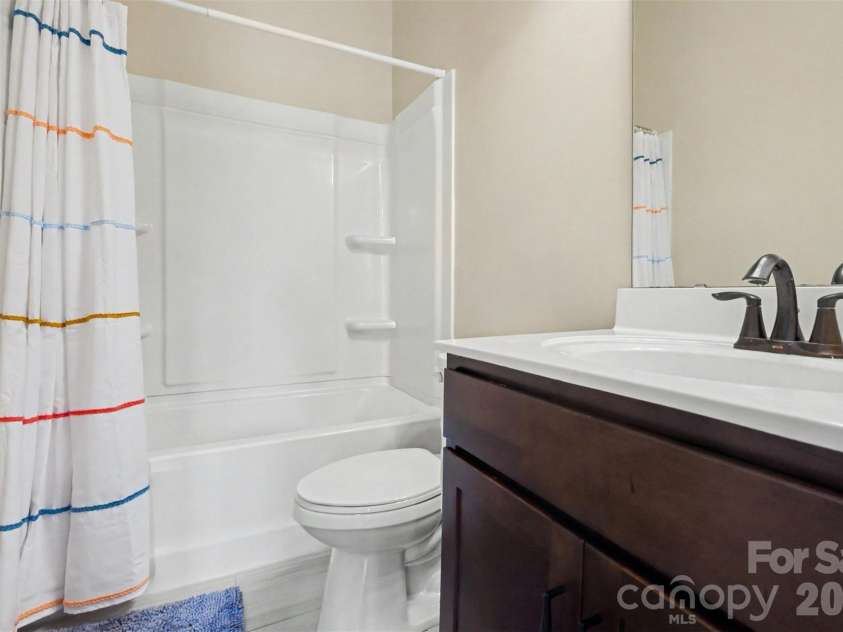 138 Heathbrook Lane, Waxhaw, NC 28173.  MLS# CAR4410754, YatesRealty ID 45508. En suite bath for bedroom 3