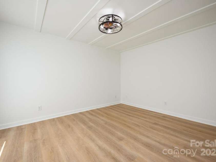 2106 Lynmore Drive, Sherrills Ford, NC 28673.  MLS# CAR4316248, YatesRealty ID 4551. Primary Bedroom