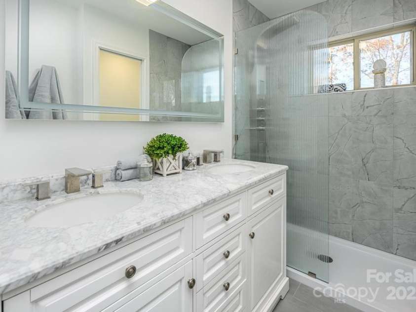 2106 Lynmore Drive, Sherrills Ford, NC 28673.  MLS# CAR4316248, YatesRealty ID 4551. Primary Bedroom Bath