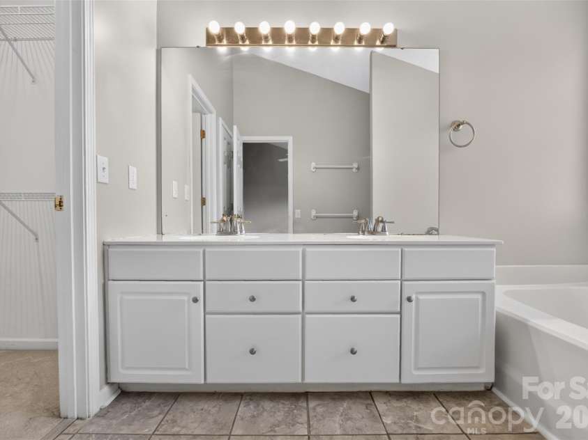 5936 Downfield Wood Drive, Charlotte, NC 28269.  MLS# CAR4413592, YatesRealty ID 45510. Primary Bath