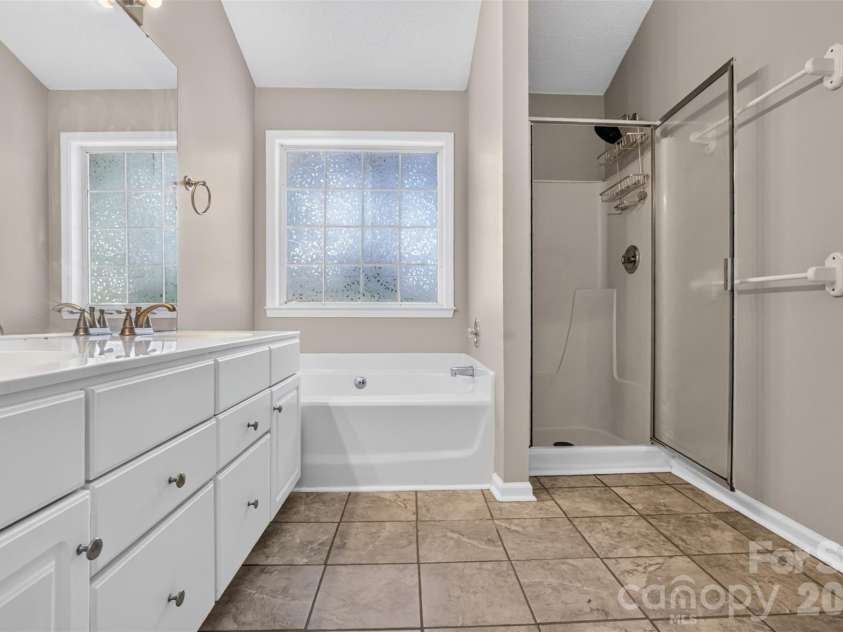 5936 Downfield Wood Drive, Charlotte, NC 28269.  MLS# CAR4413592, YatesRealty ID 45510. Primary Bath