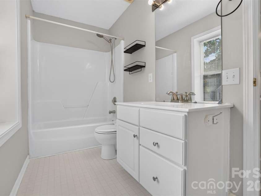 5936 Downfield Wood Drive, Charlotte, NC 28269.  MLS# CAR4413592, YatesRealty ID 45510. Secondary Bath