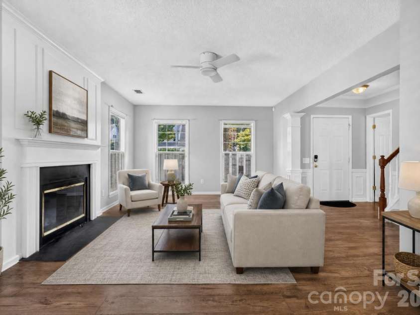 5936 Downfield Wood Drive, Charlotte, NC 28269.  MLS# CAR4413592, YatesRealty ID 45510. Spacious Great Room with Fireplace – Virtually Staged