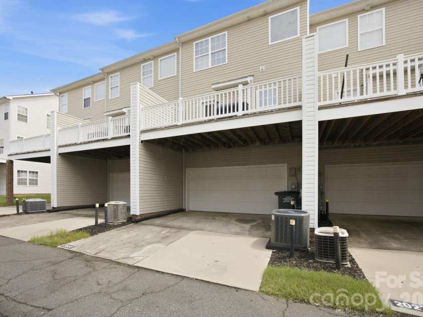 2031 Cambridge Beltway Drive, Charlotte, NC 28273.  MLS# CAR4413731, YatesRealty ID 45512. 
