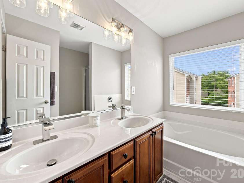 2031 Cambridge Beltway Drive, Charlotte, NC 28273.  MLS# CAR4413731, YatesRealty ID 45512. Primary Bath