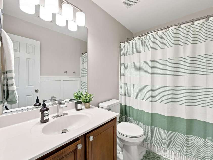 2031 Cambridge Beltway Drive, Charlotte, NC 28273.  MLS# CAR4413731, YatesRealty ID 45512. Upstairs Full Bath