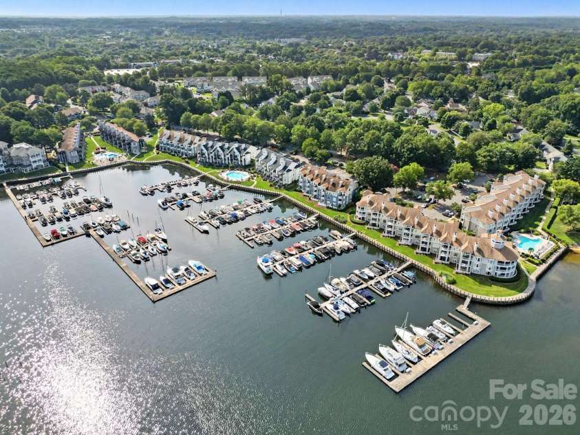 18613 Vineyard Point Lane, Cornelius, NC 28031.  MLS# CAR4409285, YatesRealty ID 45514. Community Marina