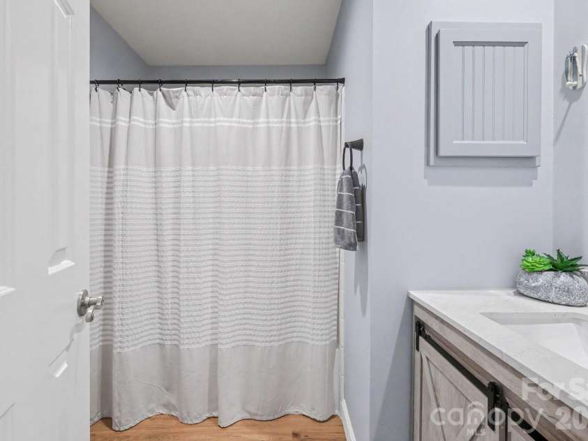 18613 Vineyard Point Lane, Cornelius, NC 28031.  MLS# CAR4409285, YatesRealty ID 45514. Secondary Bathroom