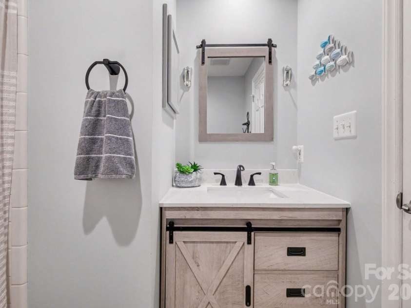 18613 Vineyard Point Lane, Cornelius, NC 28031.  MLS# CAR4409285, YatesRealty ID 45514. Updated secondary bathroom