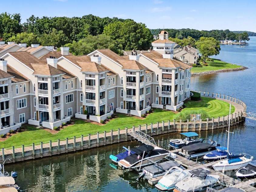 18613 Vineyard Point Lane, Cornelius, NC 28031.  MLS# CAR4409285, YatesRealty ID 45514. Waterfront Living at it's best