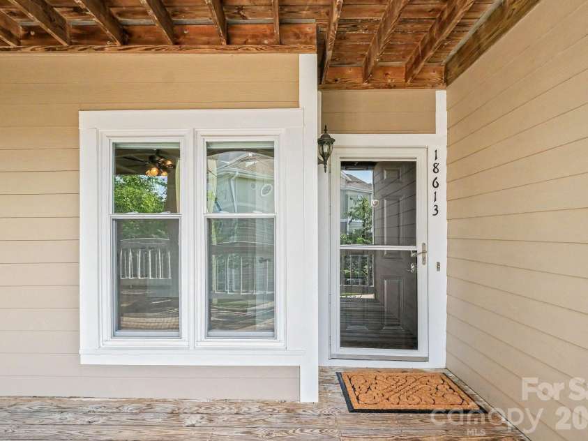 18613 Vineyard Point Lane, Cornelius, NC 28031.  MLS# CAR4409285, YatesRealty ID 45514. Welcome to your new home