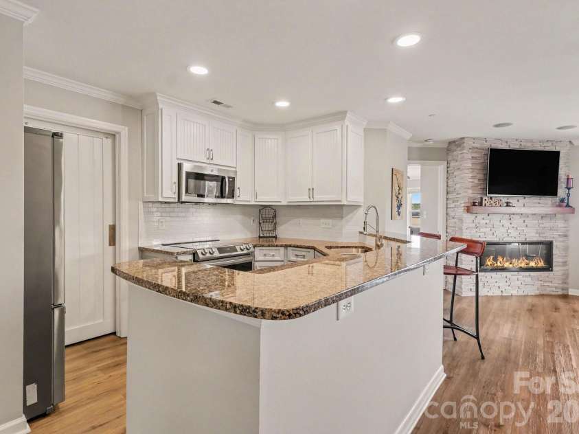 18613 Vineyard Point Lane, Cornelius, NC 28031.  MLS# CAR4409285, YatesRealty ID 45514. Welcoming Kitchen with eat-at island