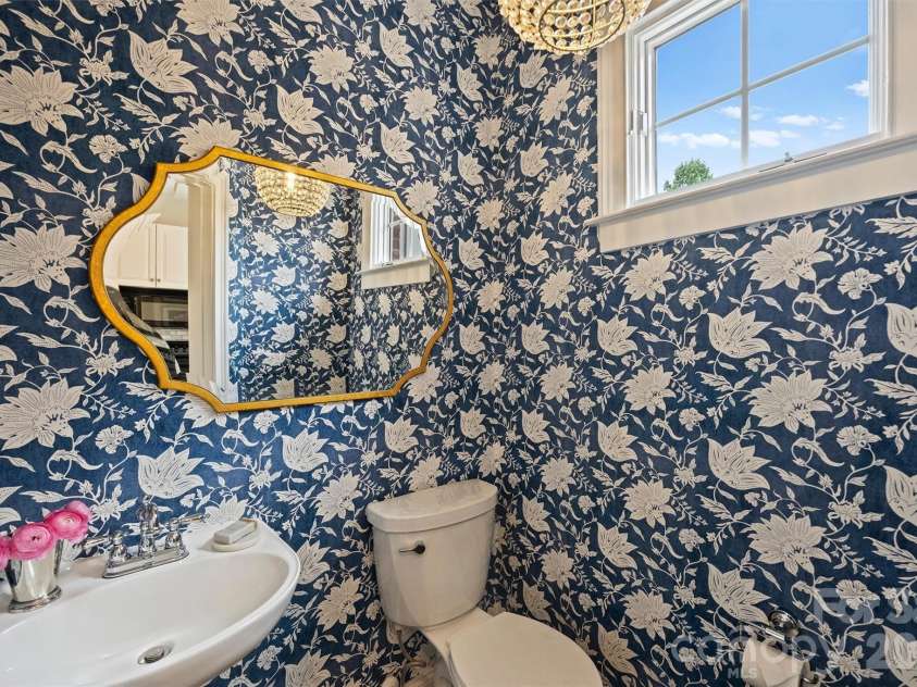 4913 Hill View Drive, Charlotte, NC 28210.  MLS# CAR4410538, YatesRealty ID 45516. Half Bathroom